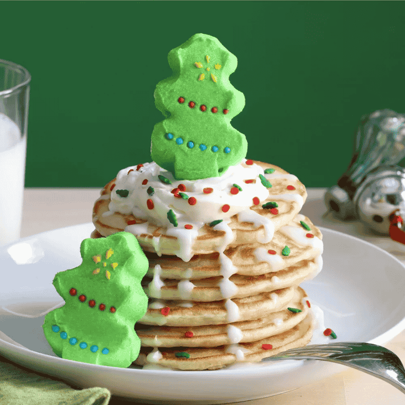 Peeps Trees 1.5oz 42g – Marshmallows Navideños acompanando unos hot cakes